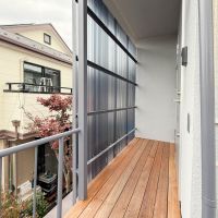 練⾺区下石神井の賃貸物件/2階の玄関前はデッキ敷きの仕様