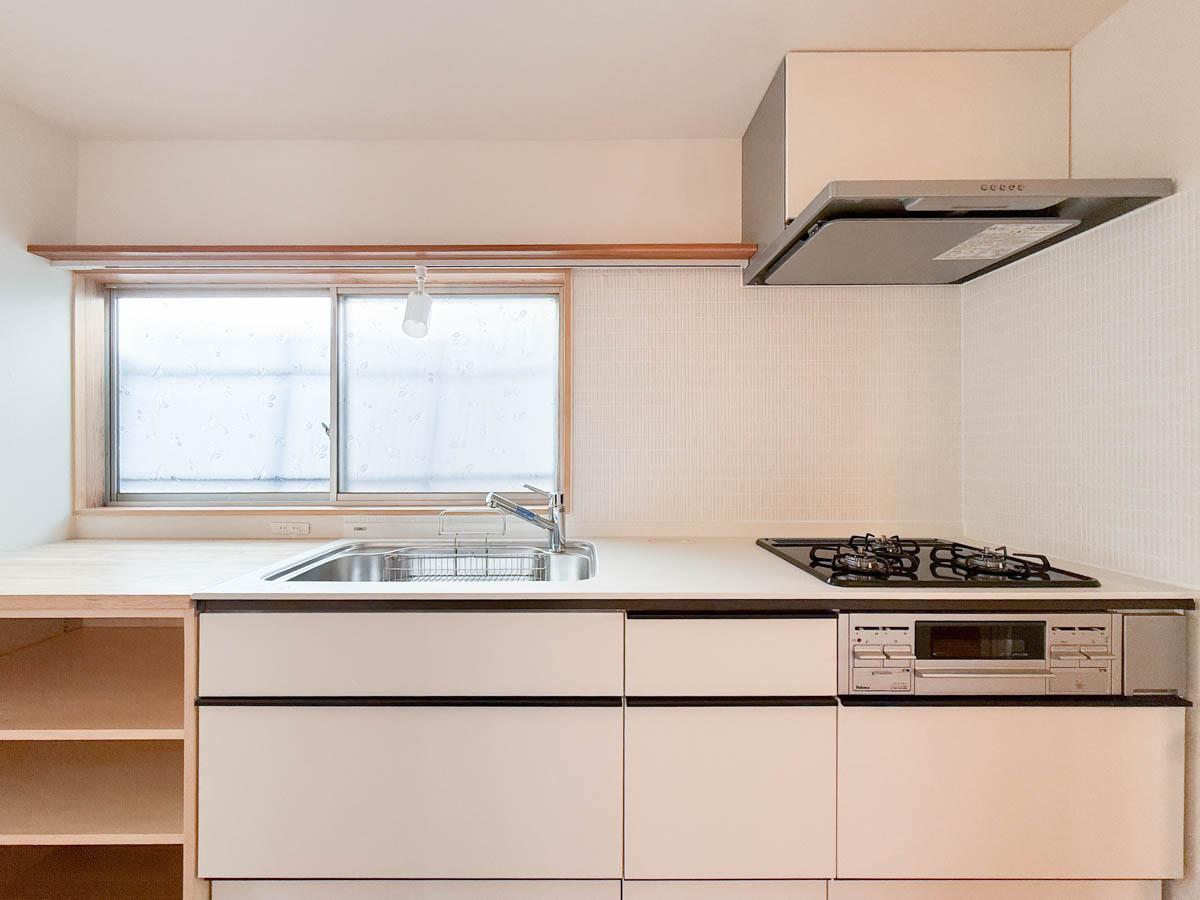 練⾺区下石神井の賃貸物件/キッチン。壁面には白いタイルが貼られていて、素材使いが素敵です（2階）