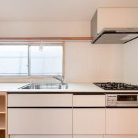 練⾺区下石神井の賃貸物件/キッチン。壁面には白いタイルが貼られていて、素材使いが素敵です（2階）