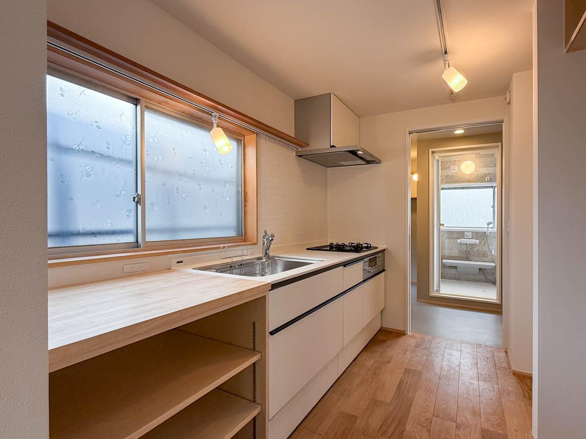 練⾺区下石神井の賃貸物件/キッチン。木製の造作棚には電子レンジを置いたり、調理家電を並べて（2階）