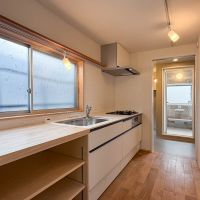 練⾺区下石神井の賃貸物件/キッチン。木製の造作棚には電子レンジを置いたり、調理家電を並べて（2階）