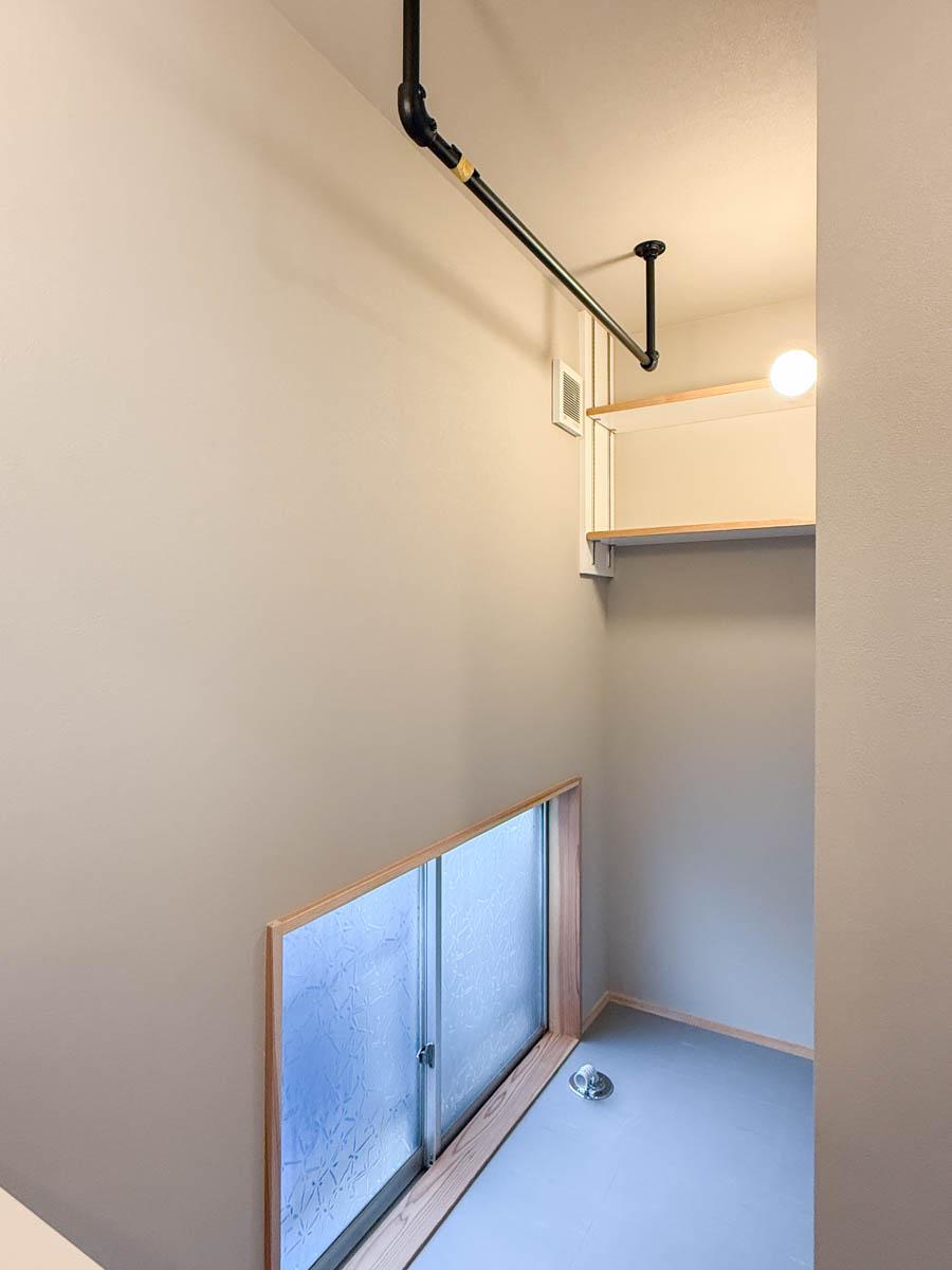 練⾺区下石神井の賃貸物件/洗面の向かいには室内物干しスペースが作られています（2階）