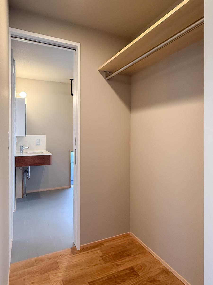 練⾺区下石神井の賃貸物件/ウォークスルーできるクローゼット。部屋と脱衣所とどちらからもアクセスできるのが便利（2階）