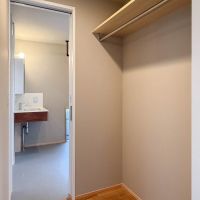 練⾺区下石神井の賃貸物件/ウォークスルーできるクローゼット。部屋と脱衣所とどちらからもアクセスできるのが便利（2階）