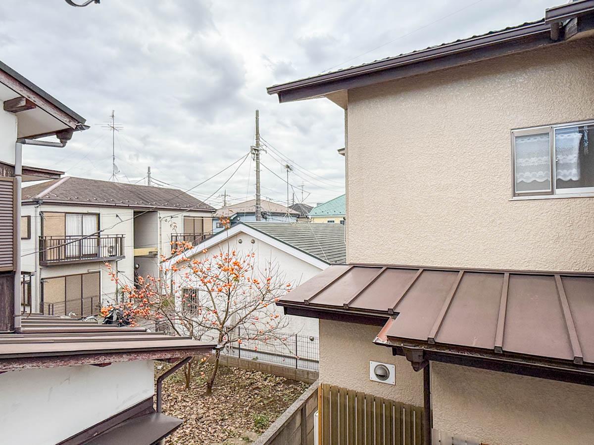 練⾺区下石神井の賃貸物件/南西側の眺望。柿の木が見れるのが癒されます（2階）