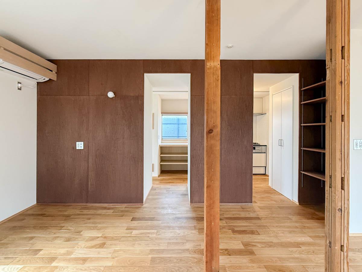 練⾺区下石神井の賃貸物件/部屋からキッチン側を見て。ラワンの壁が可愛いです（2階）