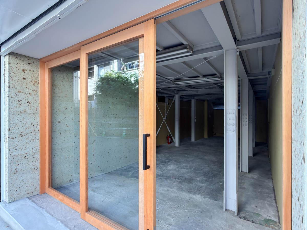 大田区東馬込の賃貸物件/木框のサッシは引き戸に。左と真ん中はFIXの仕様です