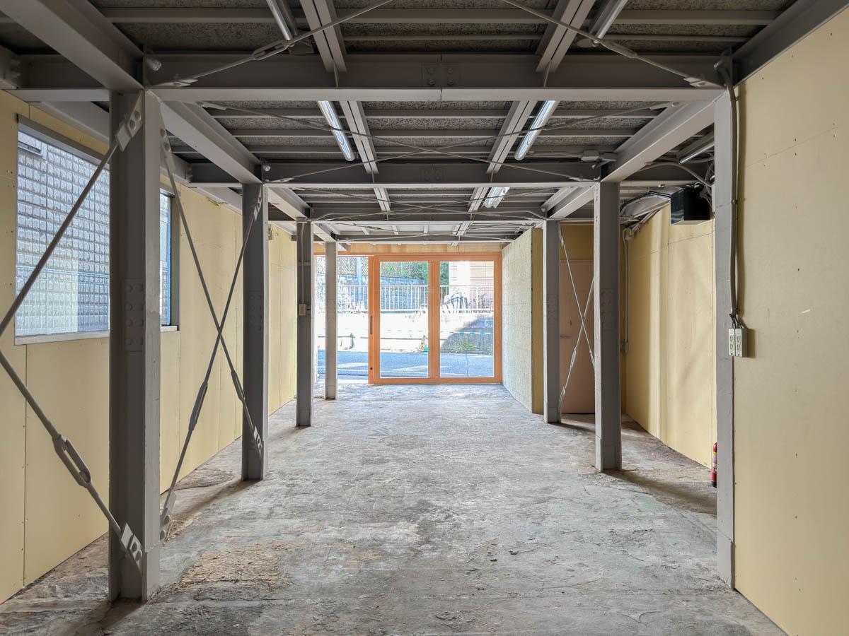 大田区東馬込の賃貸物件/スチールのフレームや天井、土間の床がかっこいい空間。黄色い壁は石膏ボードの状態なので、塗装などで仕上げてもらえたら