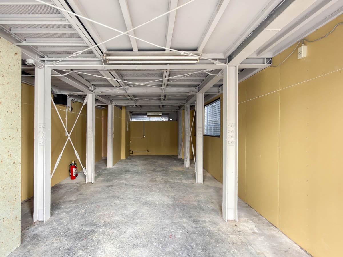 大田区東馬込の賃貸物件/入口から店内を見て。天井高は、スチール下で2.1mほどで少し低め