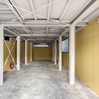 大田区東馬込の賃貸物件/入口から店内を見て。天井高は、スチール下で2.1mほどで少し低め