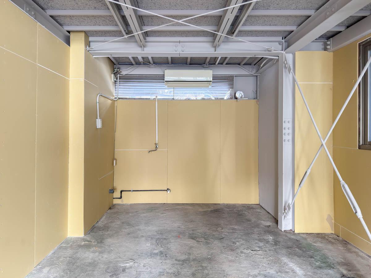 大田区東馬込の賃貸物件/店内奥のスペースに給排水管が設置されています。窓の手前に残置物のエアコンあり