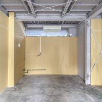 大田区東馬込の賃貸物件/店内奥のスペースに給排水管が設置されています。窓の手前に残置物のエアコンあり