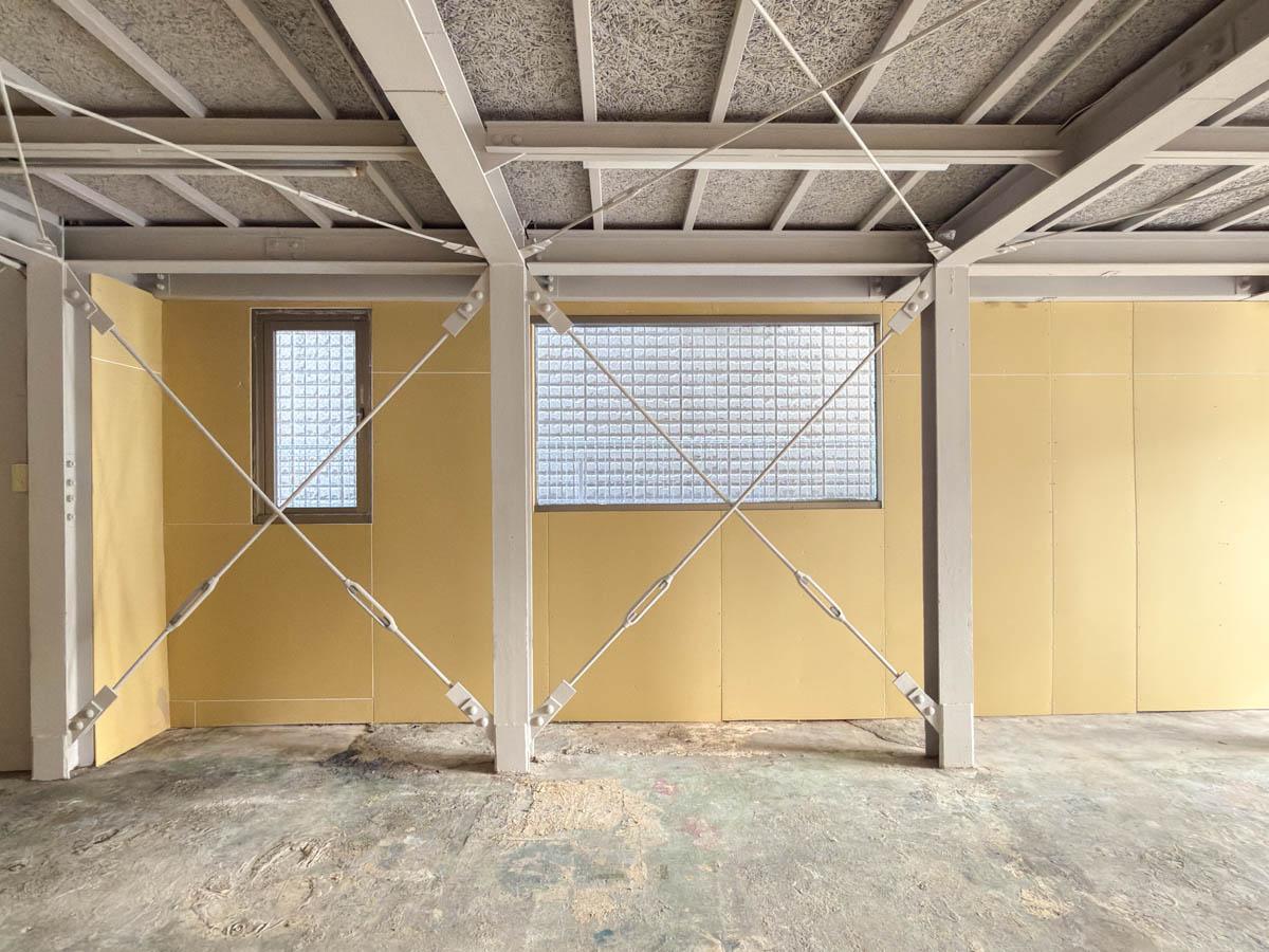 大田区東馬込の賃貸物件/西側を見て。西側の窓の先は隣地の外壁です