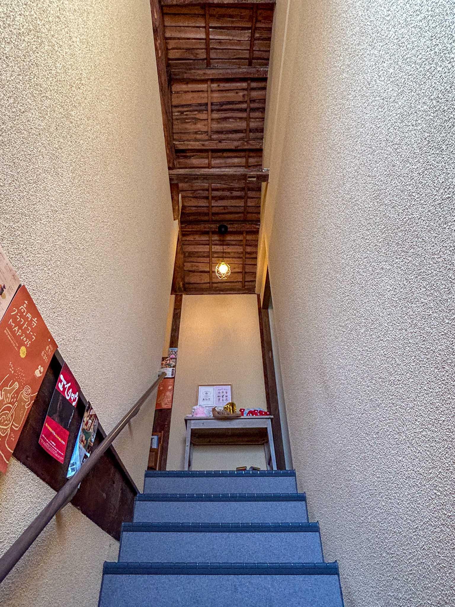 杉並区高円寺北の賃貸物件/階段。上に見える木組みがいい味出しています