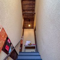 杉並区高円寺北の賃貸物件/階段。上に見える木組みがいい味出しています