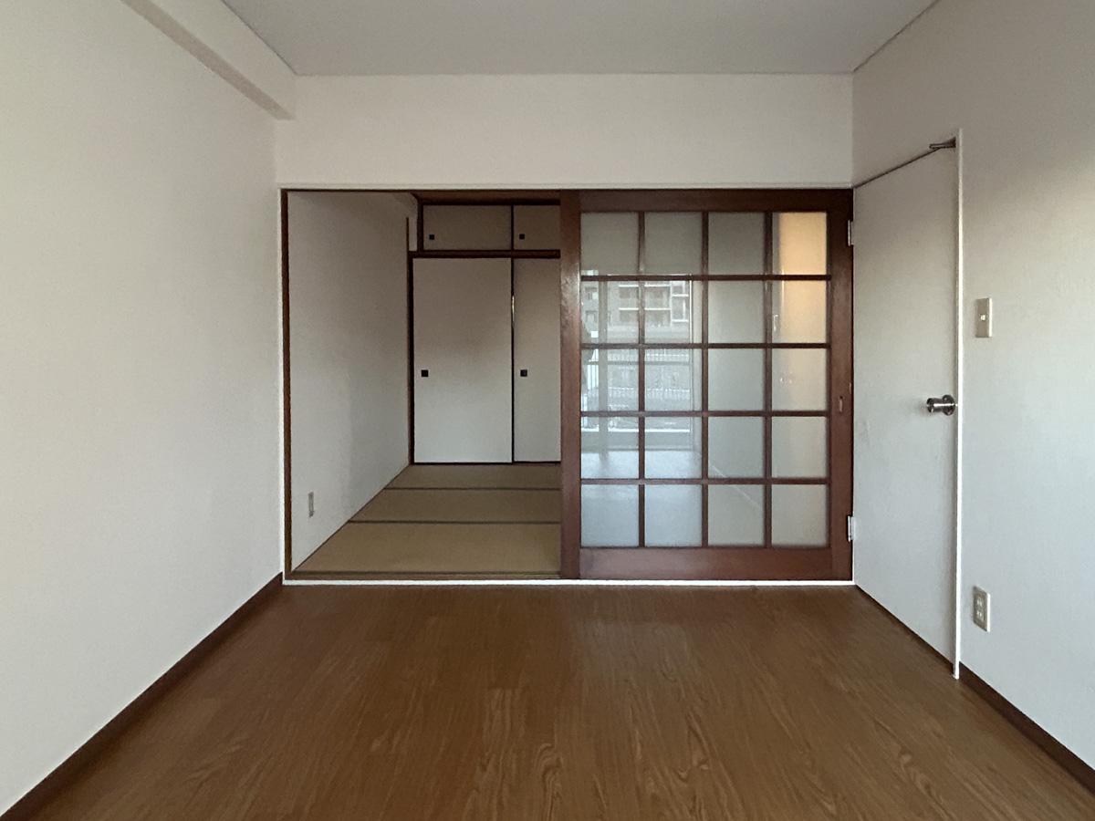 杉並区西荻北の賃貸物件/洋室別角度から。襖の奥に和室があります。