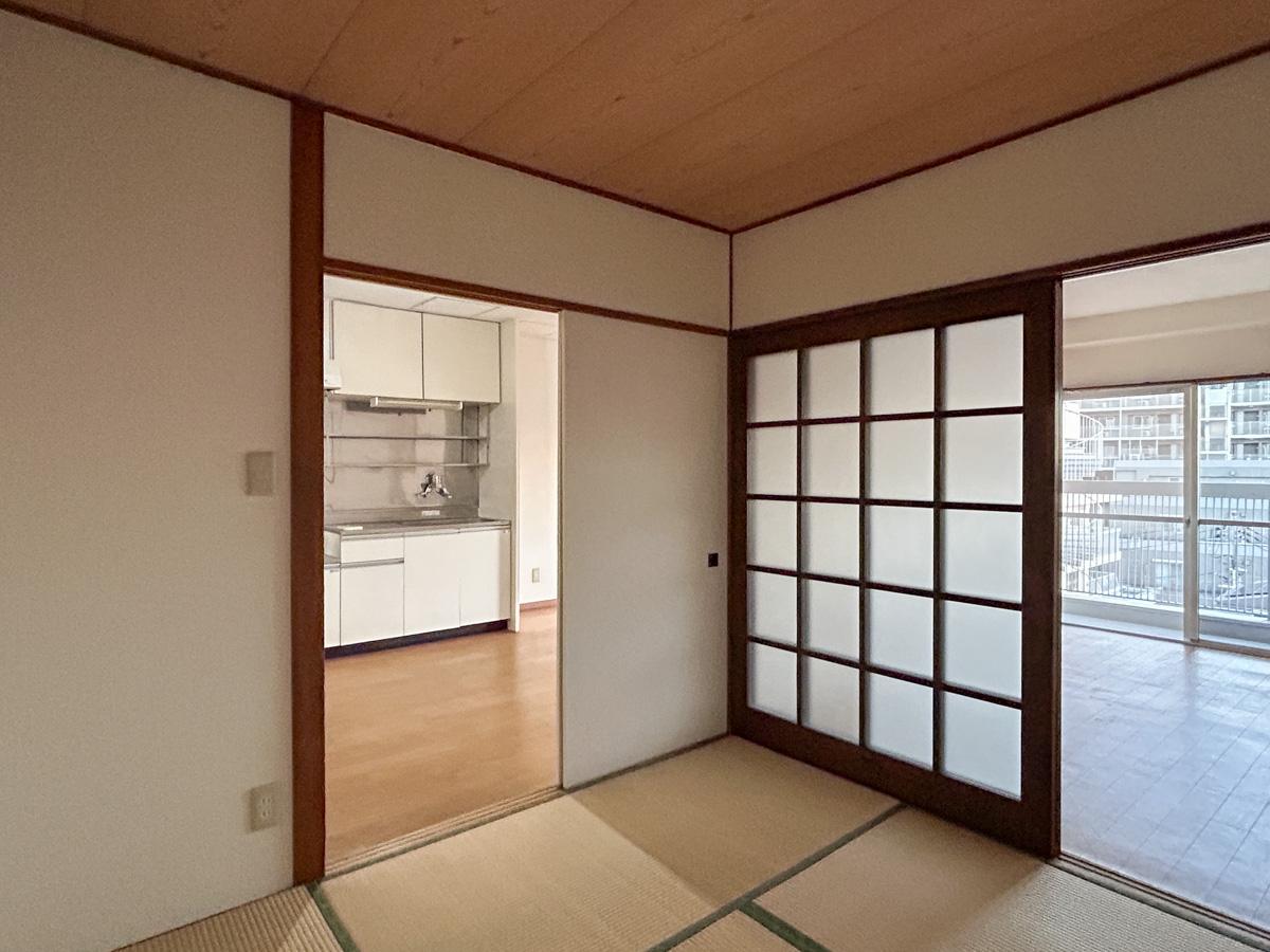 杉並区西荻北の賃貸物件/和室別角度から。襖を開けたらそこまで閉塞感はありません。