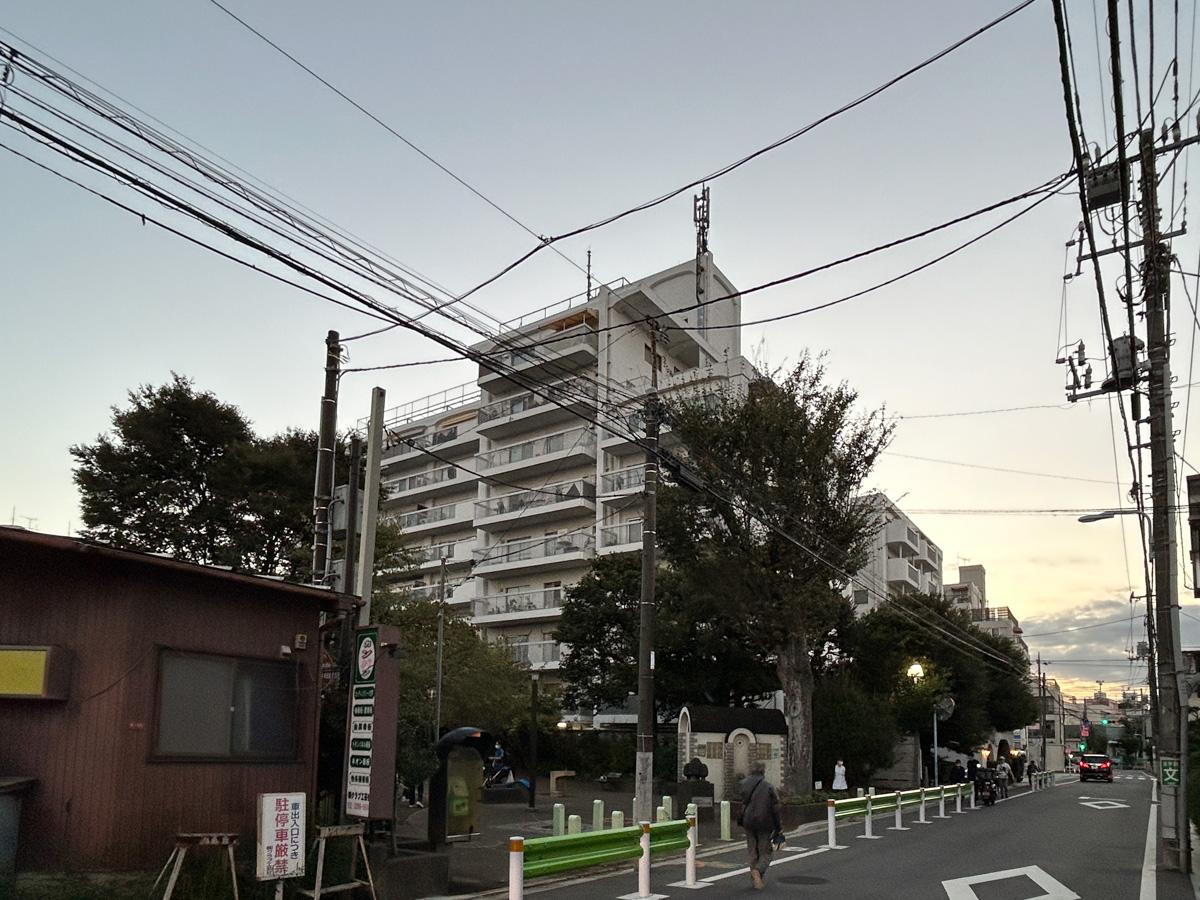 杉並区西荻北の賃貸物件/マンション外観。９階建ての大きなレトロマンション。