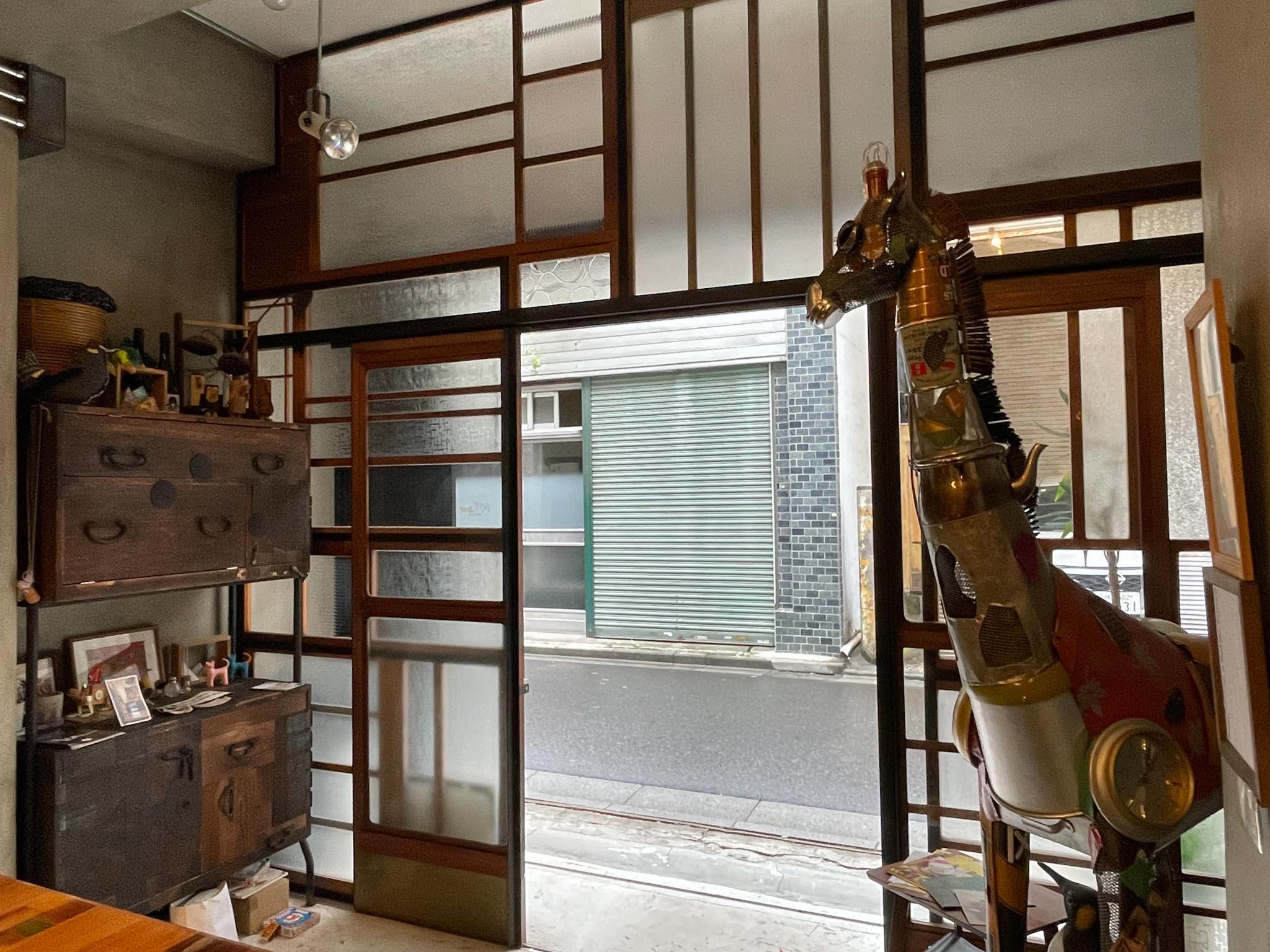台東区小島の賃貸物件/古いガラス戸を組み合わせた、オリジナルのファサードが特徴的