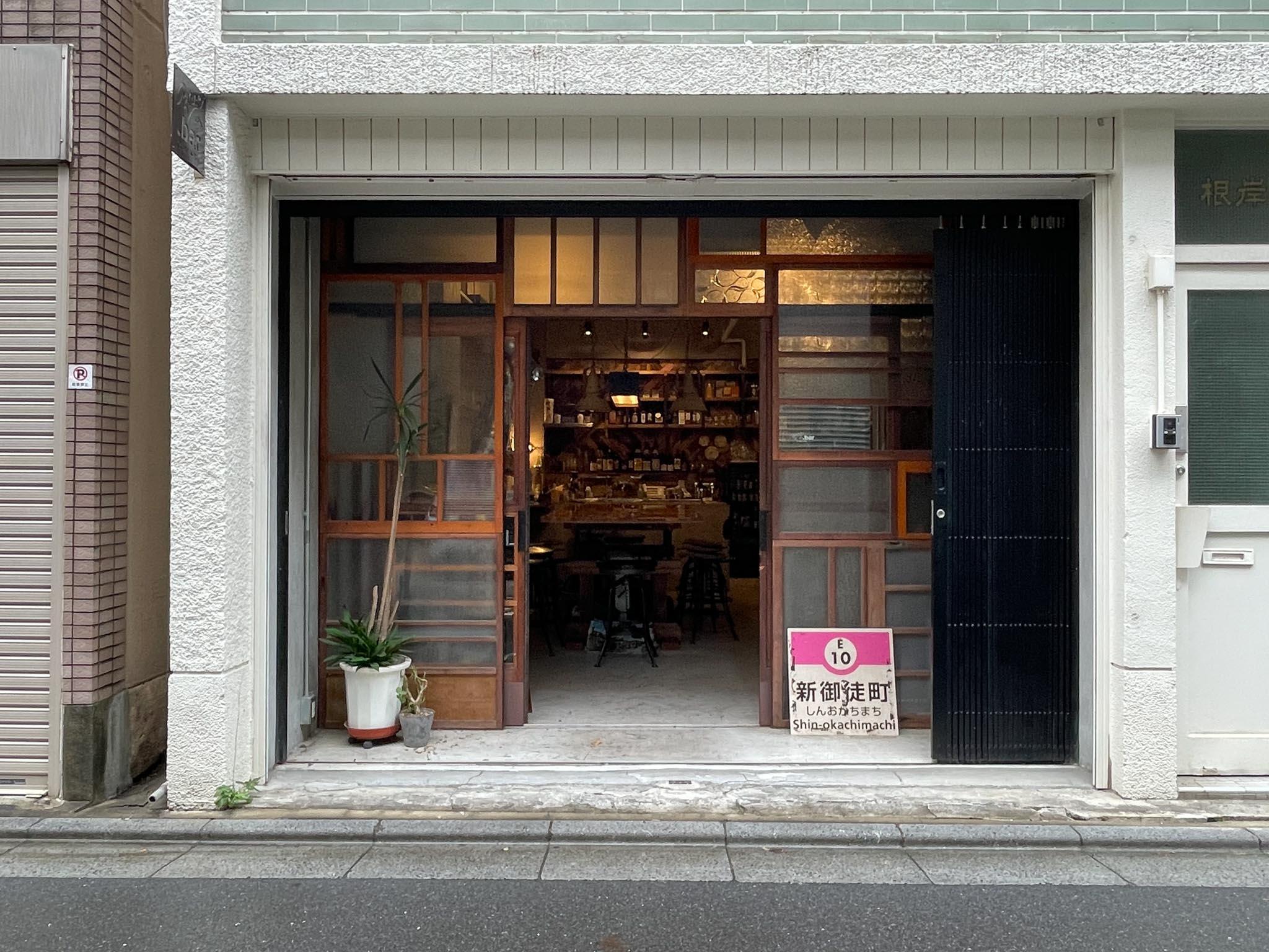 台東区小島の賃貸物件/構えを外から。中の明かりがガラス戸に透けて見える