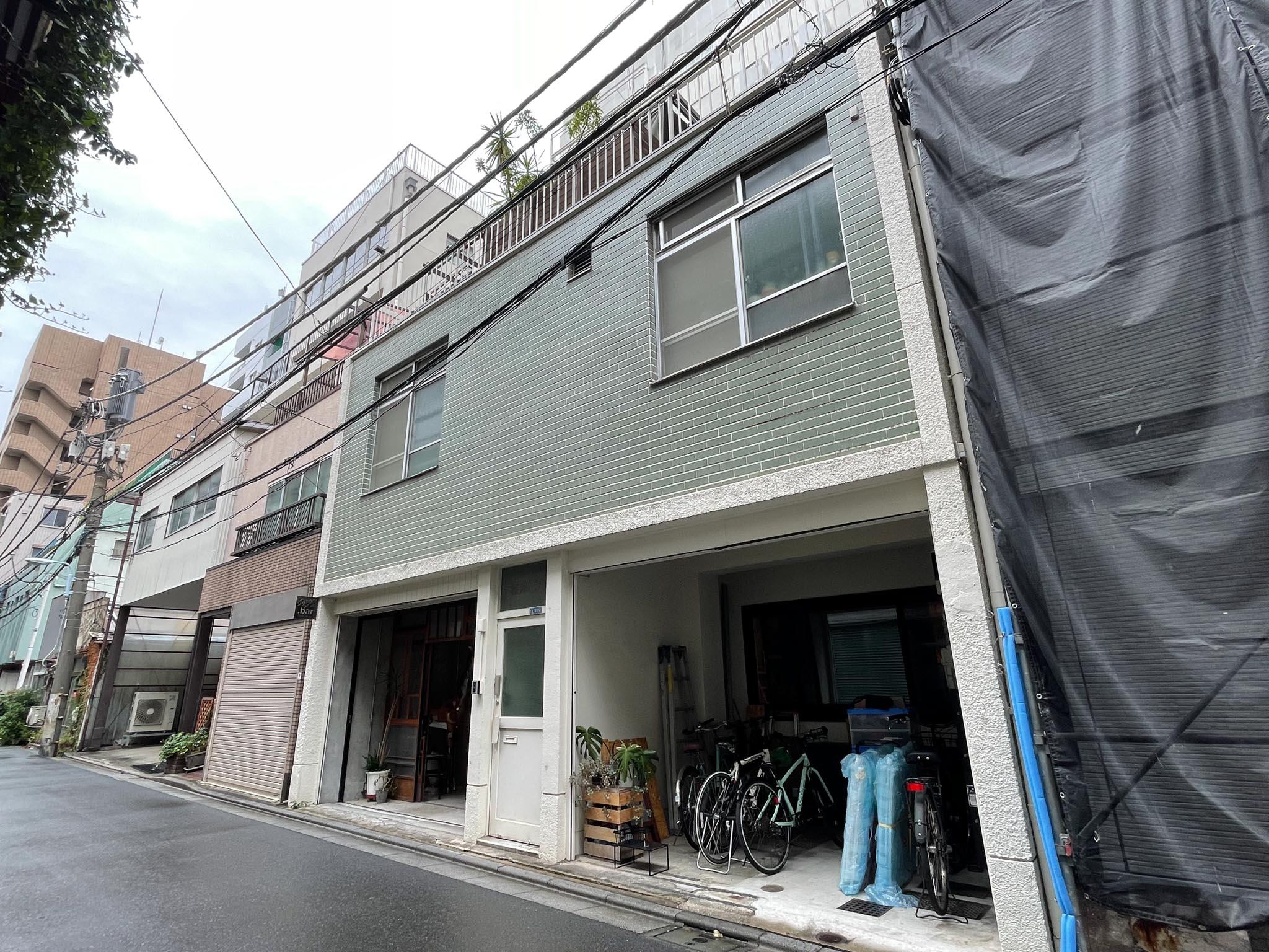 台東区小島の賃貸物件/淡い緑の渋いタイルが、台東区っぽさ全開のレトロビル