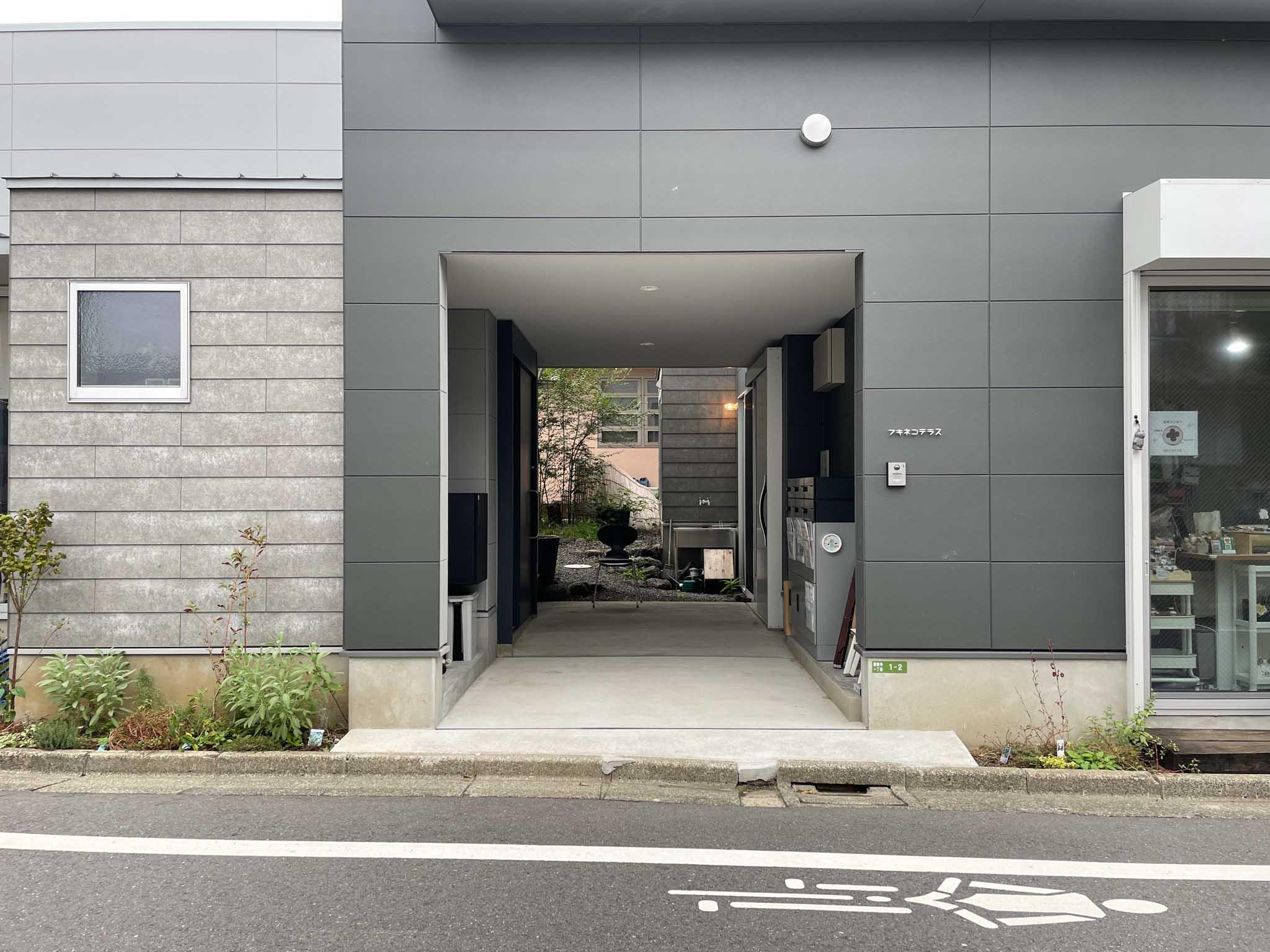 世田谷区豪徳寺の賃貸物件/手前区画にはカフェが入っていて、シェアハウスの入居者はここから入っていきます