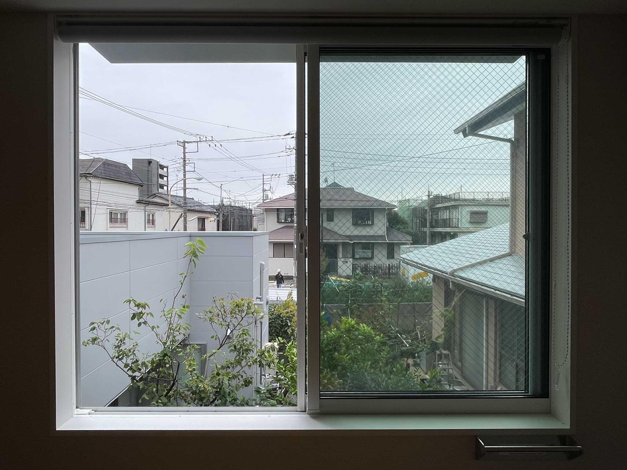 世田谷区豪徳寺の賃貸物件/203:西側の窓の先に中庭。周囲に高い建物もないので空も見えます