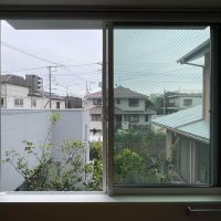 世田谷区豪徳寺の賃貸物件/203:西側の窓の先に中庭。周囲に高い建物もないので空も見えます