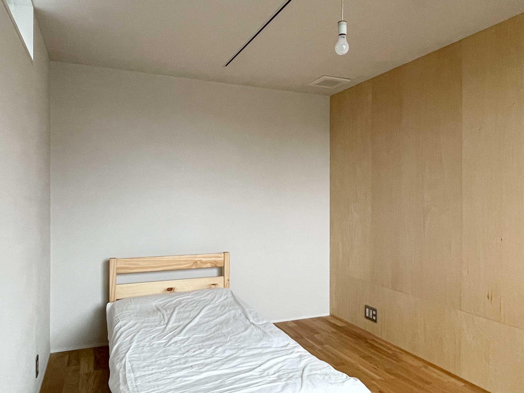 世田谷区豪徳寺の賃貸物件/203:木板の壁にはポスターや絵などをかけるために画鋲を刺してもOKです