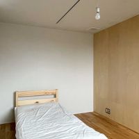 世田谷区豪徳寺の賃貸物件/203:木板の壁にはポスターや絵などをかけるために画鋲を刺してもOKです