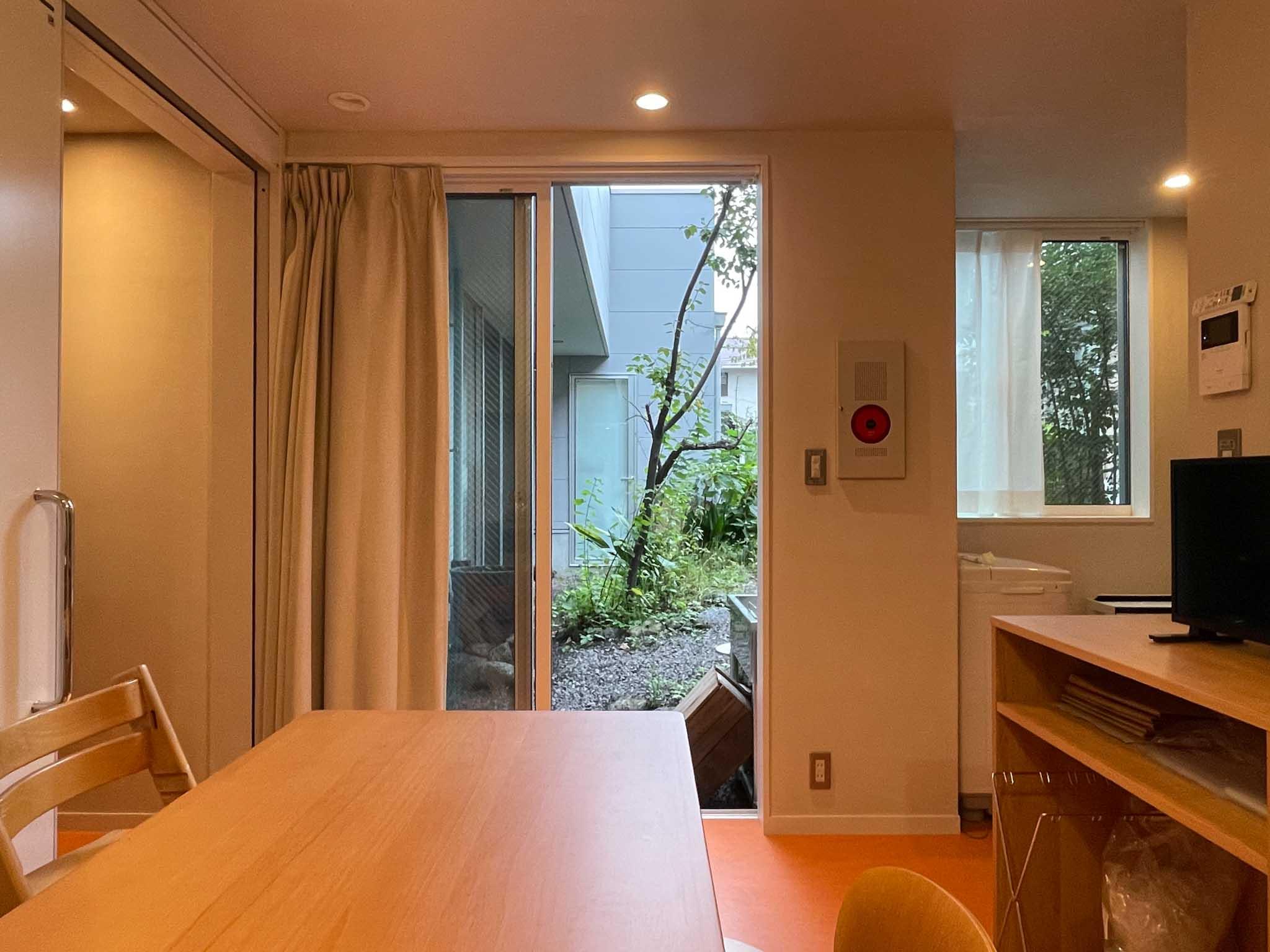 世田谷区豪徳寺の賃貸物件/1F:キッチンスペースからも中庭にアクセス可能