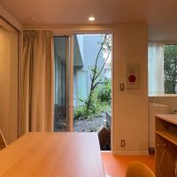 世田谷区豪徳寺の賃貸物件/1F:キッチンスペースからも中庭にアクセス可能