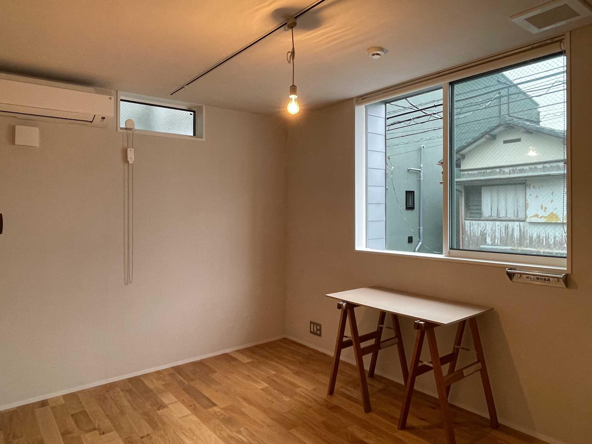 世田谷区豪徳寺の賃貸物件/202:デスクはそのままお使い頂けます