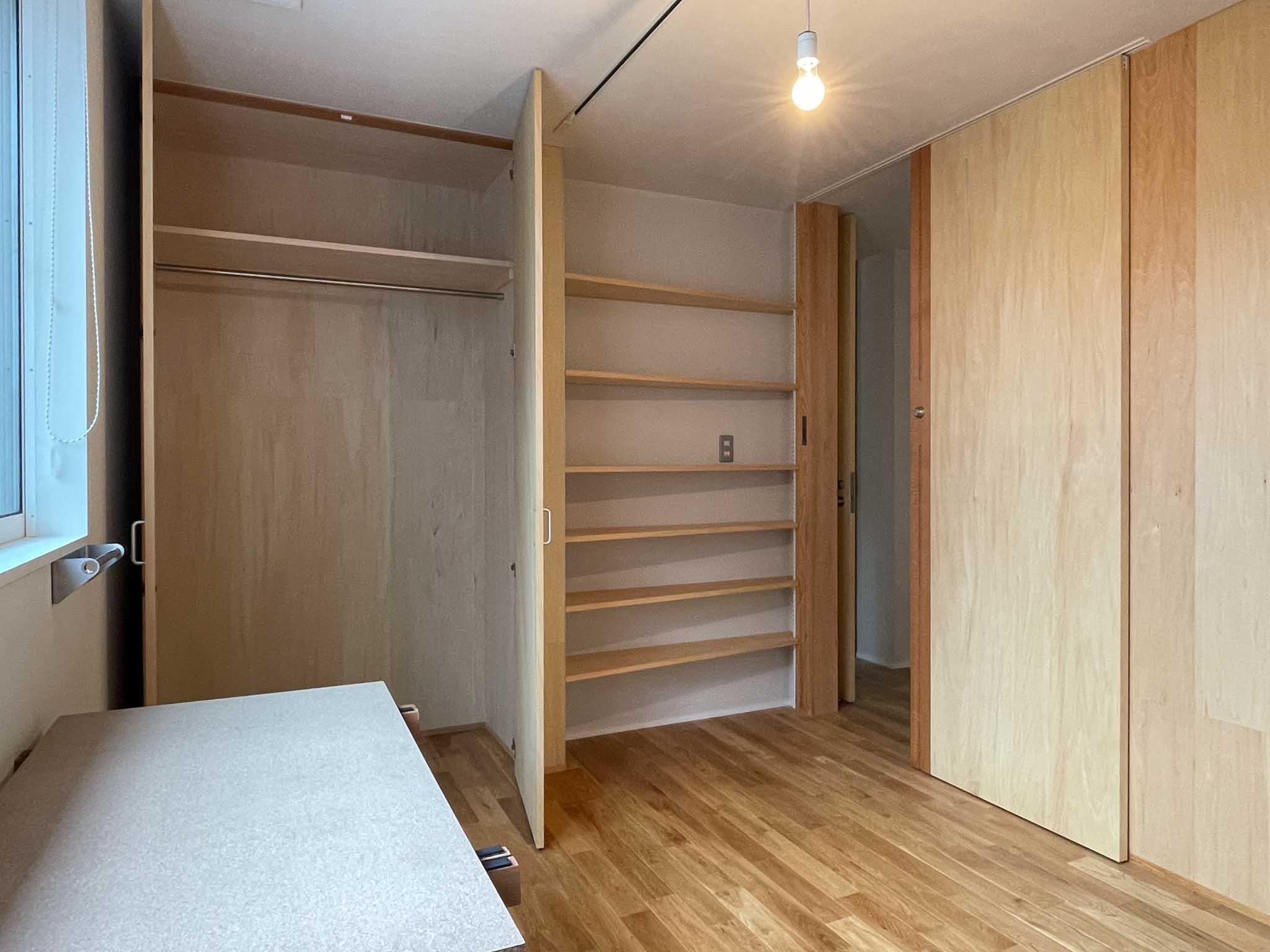 世田谷区豪徳寺の賃貸物件/202:収納はクローゼットと本棚。ディスプレイするのが楽しみです