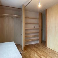 世田谷区豪徳寺の賃貸物件/202:収納はクローゼットと本棚。ディスプレイするのが楽しみです