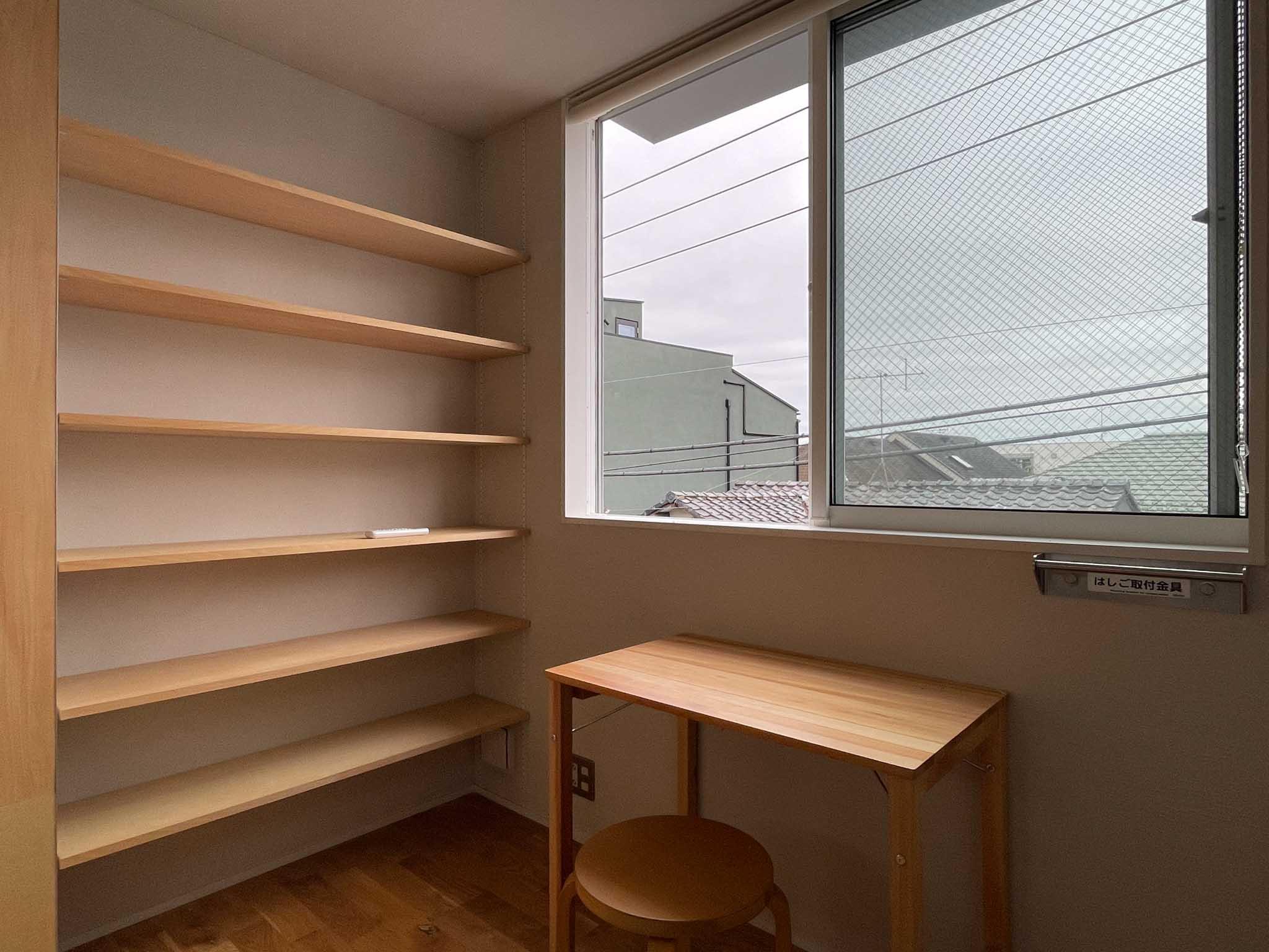 世田谷区豪徳寺の賃貸物件/301:窓際にデスクを置いて作業するのも気持ちよさそうです