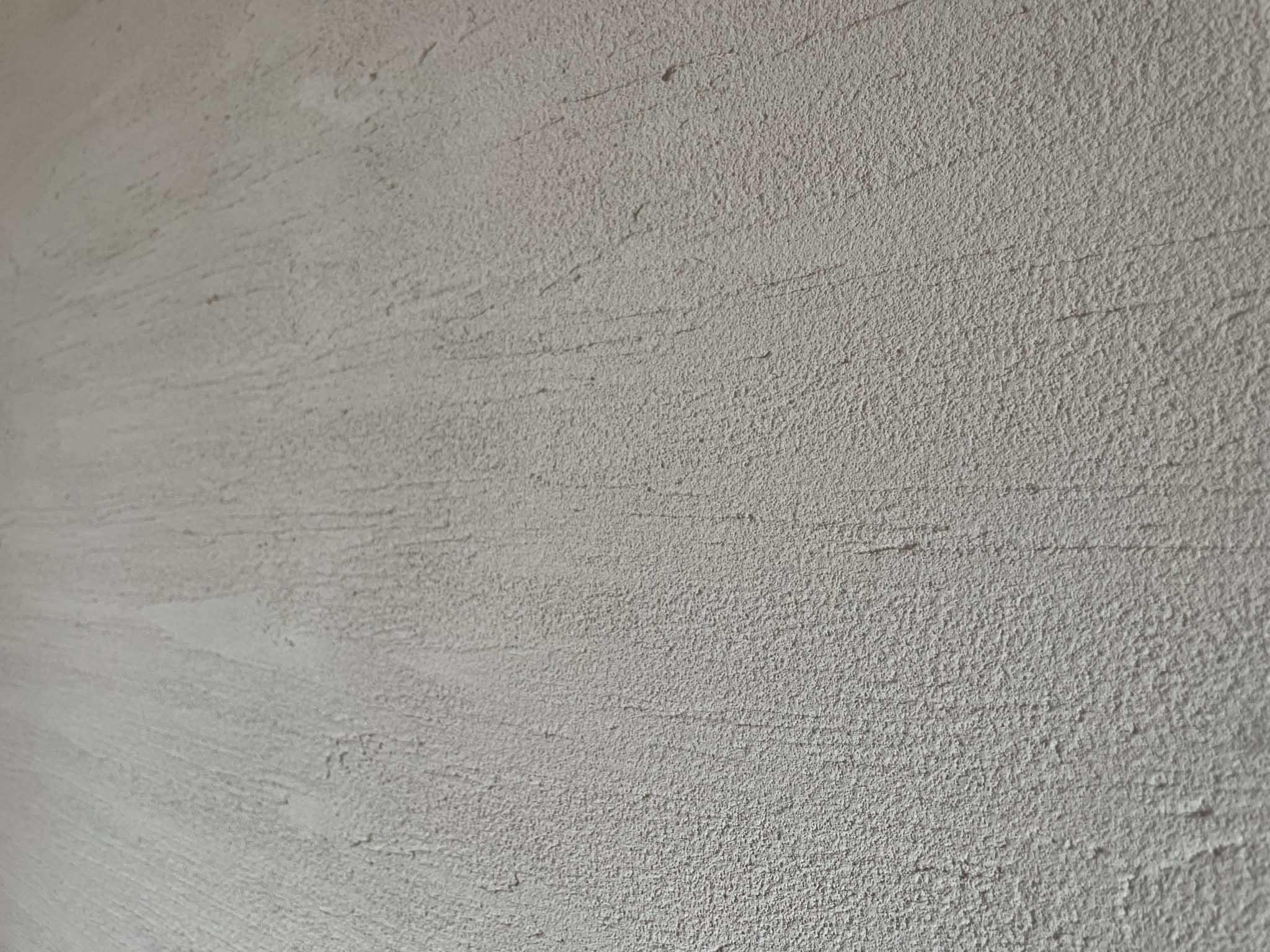 世田谷区豪徳寺の賃貸物件/301:ざらざらと横に走る左官仕上げが、なんとも味わい深くてかっこいい