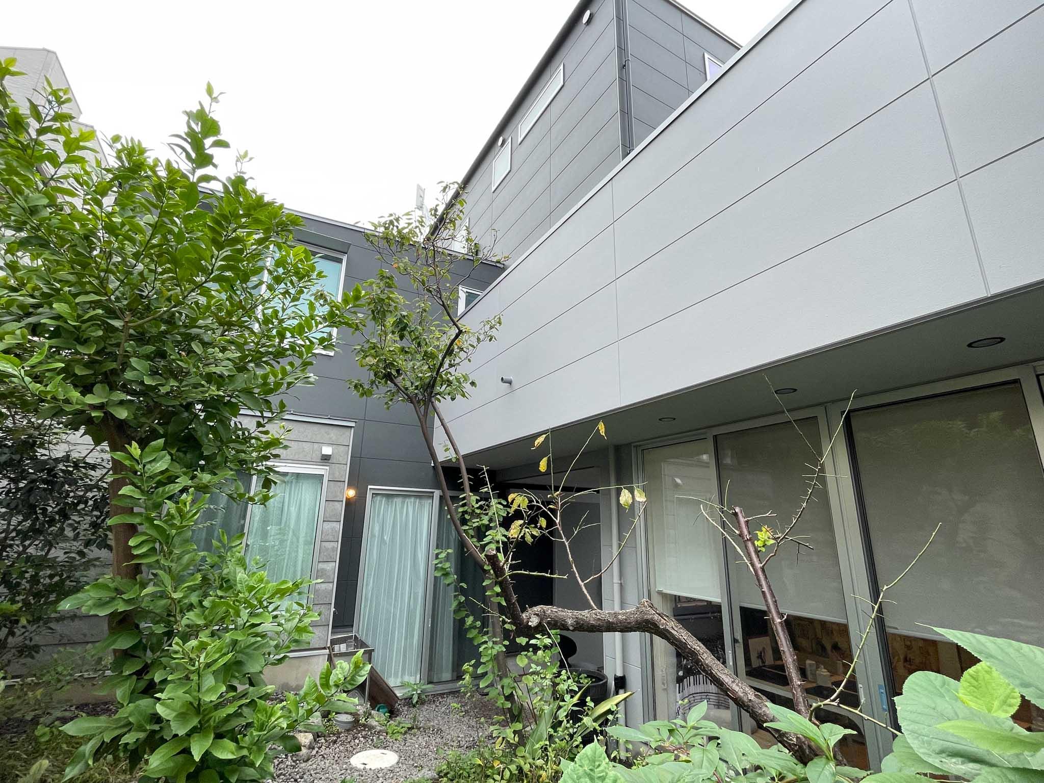 世田谷区豪徳寺の賃貸物件/中庭から建物を見上げてみます