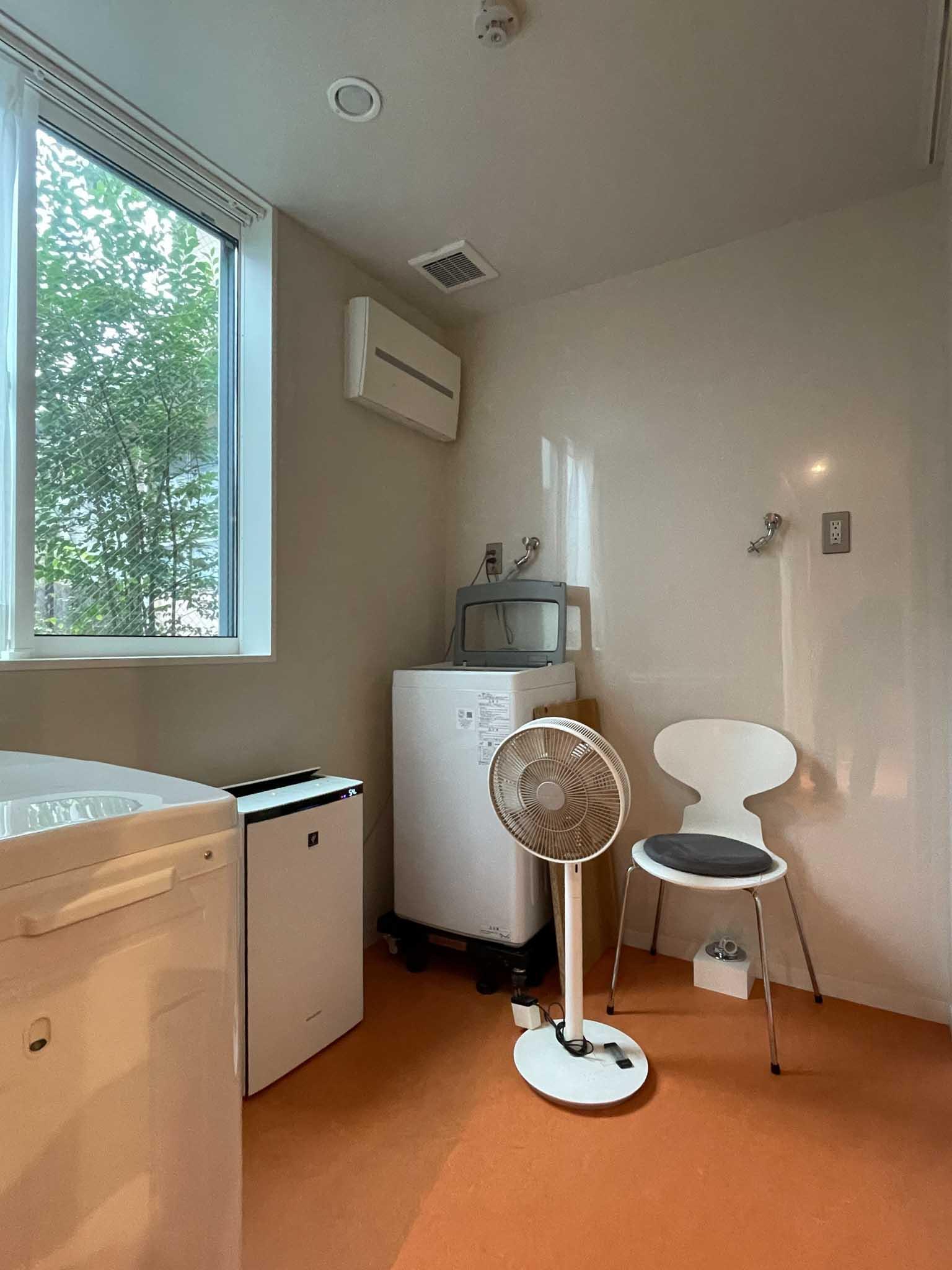 世田谷区豪徳寺の賃貸物件/1F:共用の洗濯機。縦型と二層式と、後にドラム式を用意する予定です