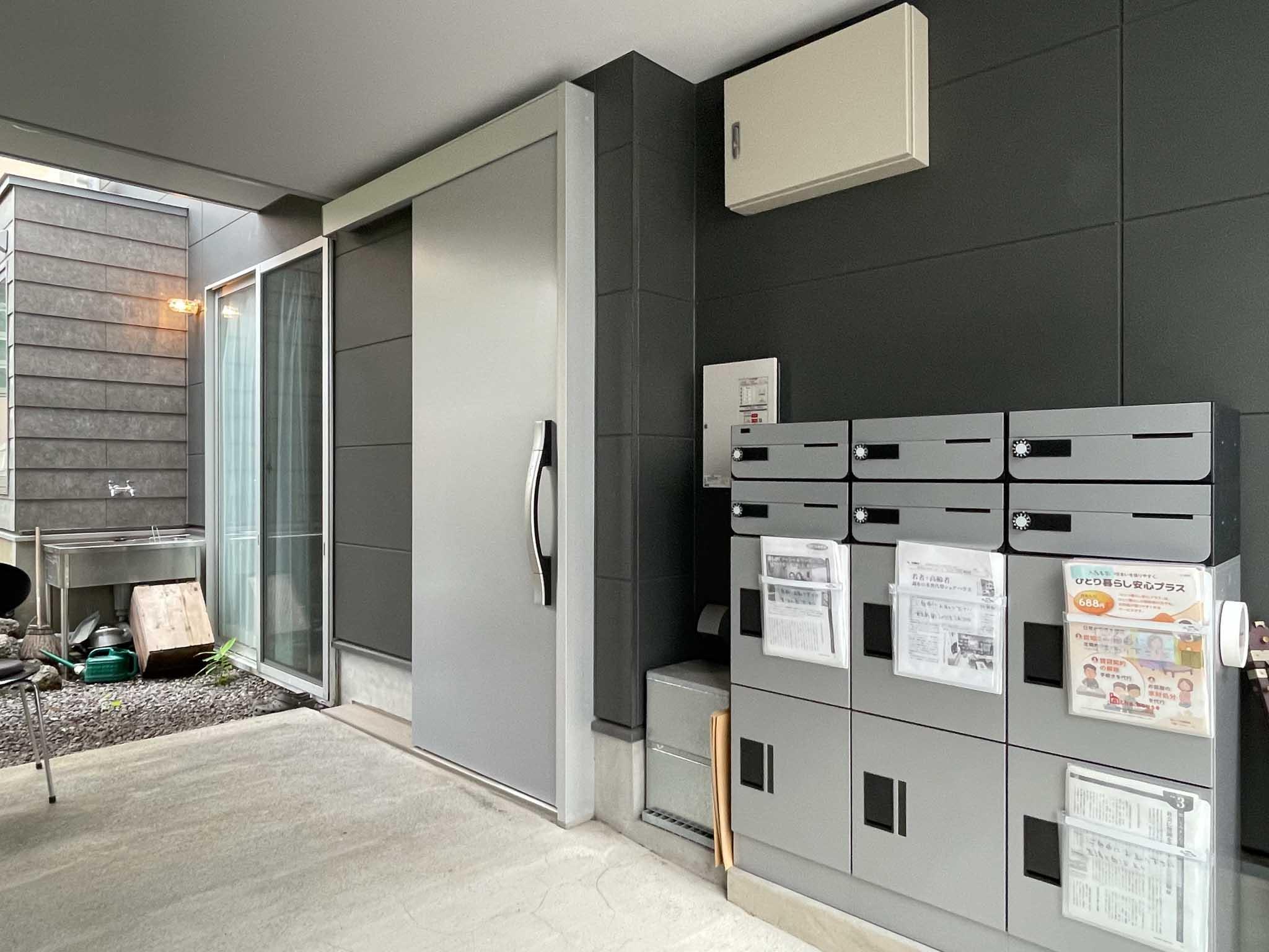 世田谷区豪徳寺の賃貸物件/玄関は1つ。宅配ボックスも用意してあります