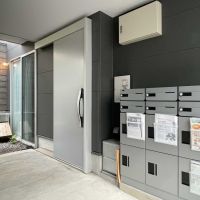 世田谷区豪徳寺の賃貸物件/玄関は1つ。宅配ボックスも用意してあります