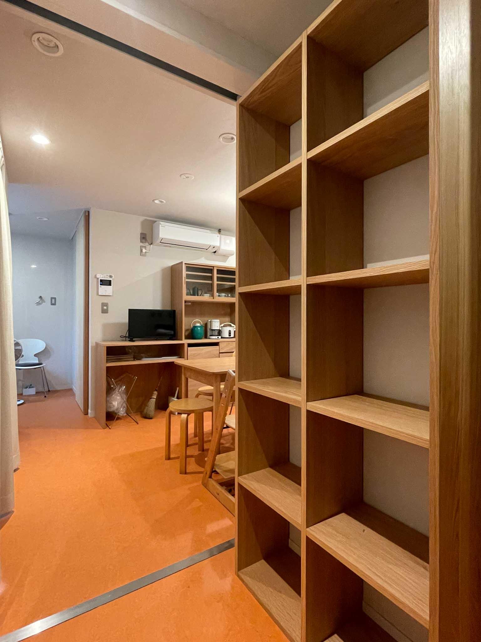 世田谷区豪徳寺の賃貸物件/玄関スペース。手前の棚は下駄箱として設けられており、各部屋ごとに区分けしてお使いいただけます