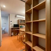 世田谷区豪徳寺の賃貸物件/玄関スペース。手前の棚は下駄箱として設けられており、各部屋ごとに区分けしてお使いいただけます