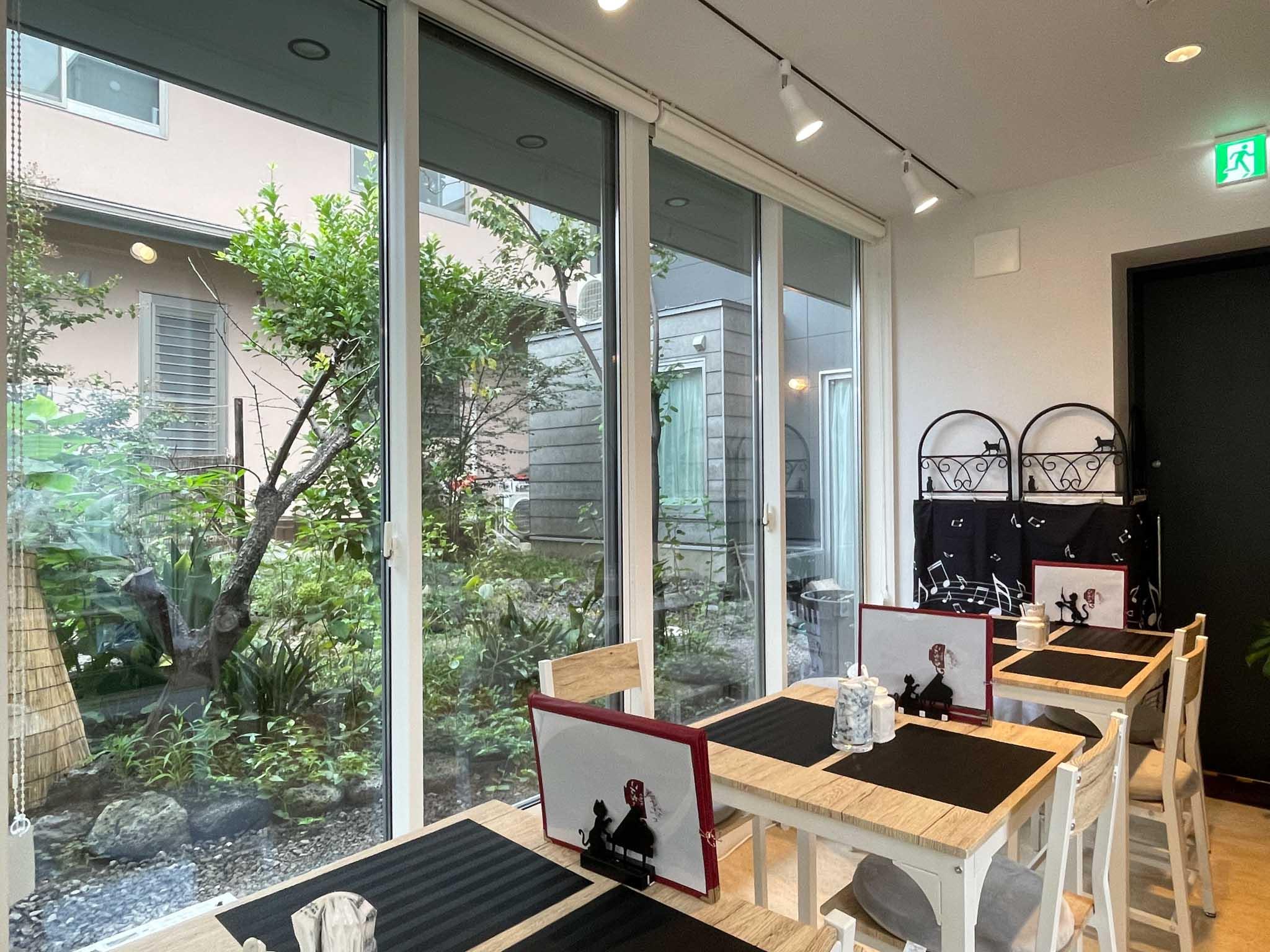 世田谷区豪徳寺の賃貸物件/カフェの中からは中庭が望めます