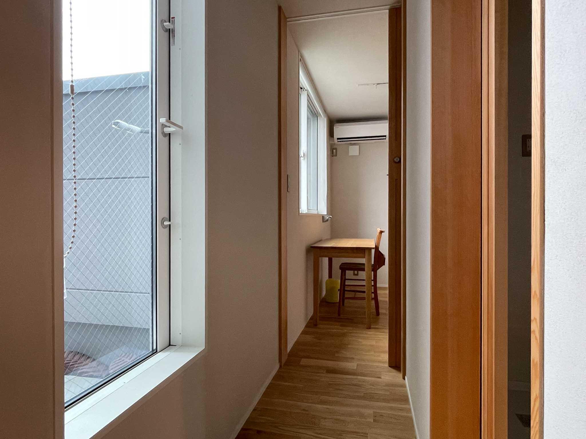 世田谷区豪徳寺の賃貸物件/2F:廊下(203号室のドアを開けてあります)