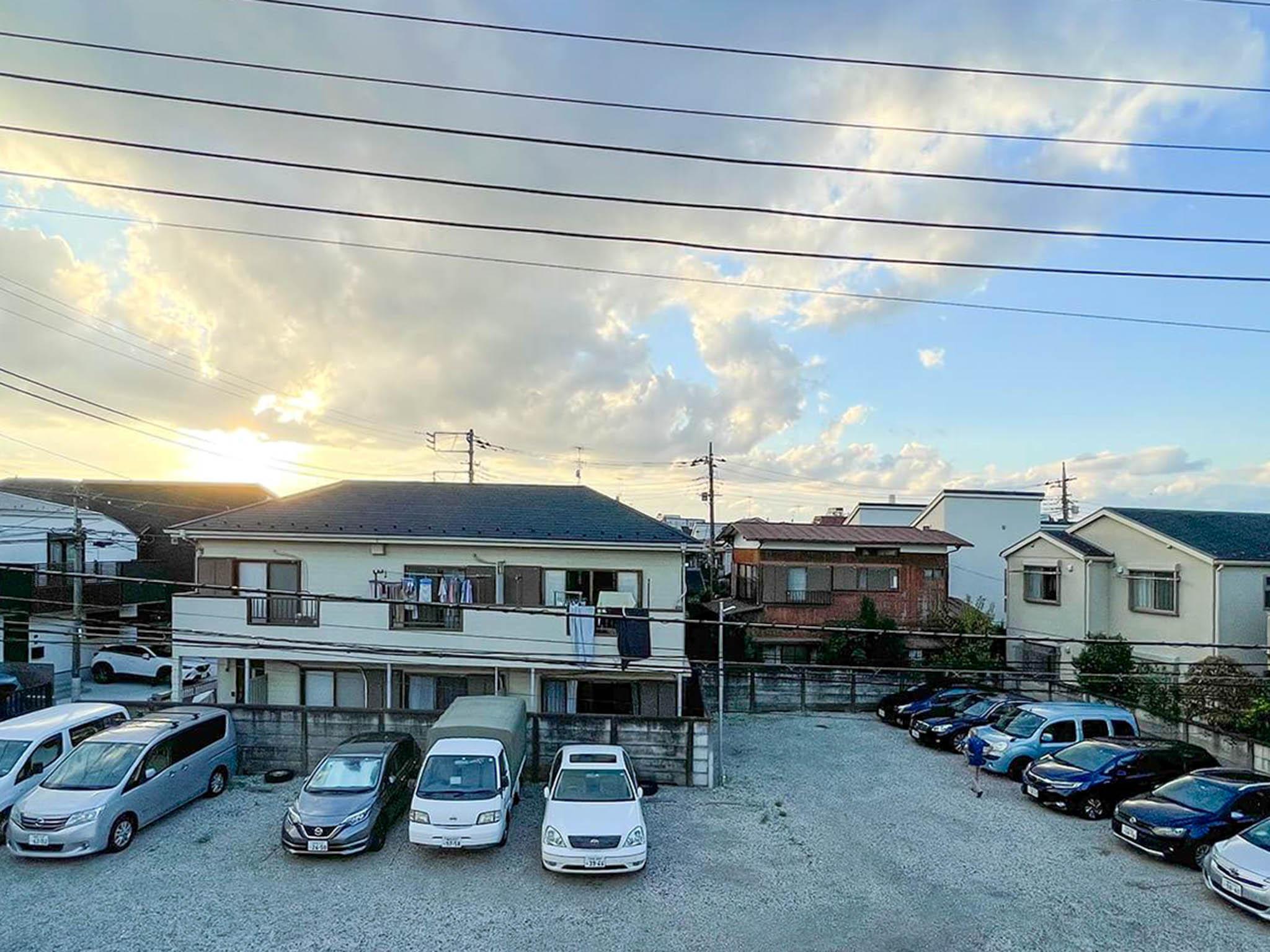杉並区天沼の賃貸物件/2階：バルコニーからの景色。目の前は駐車場でひらけています