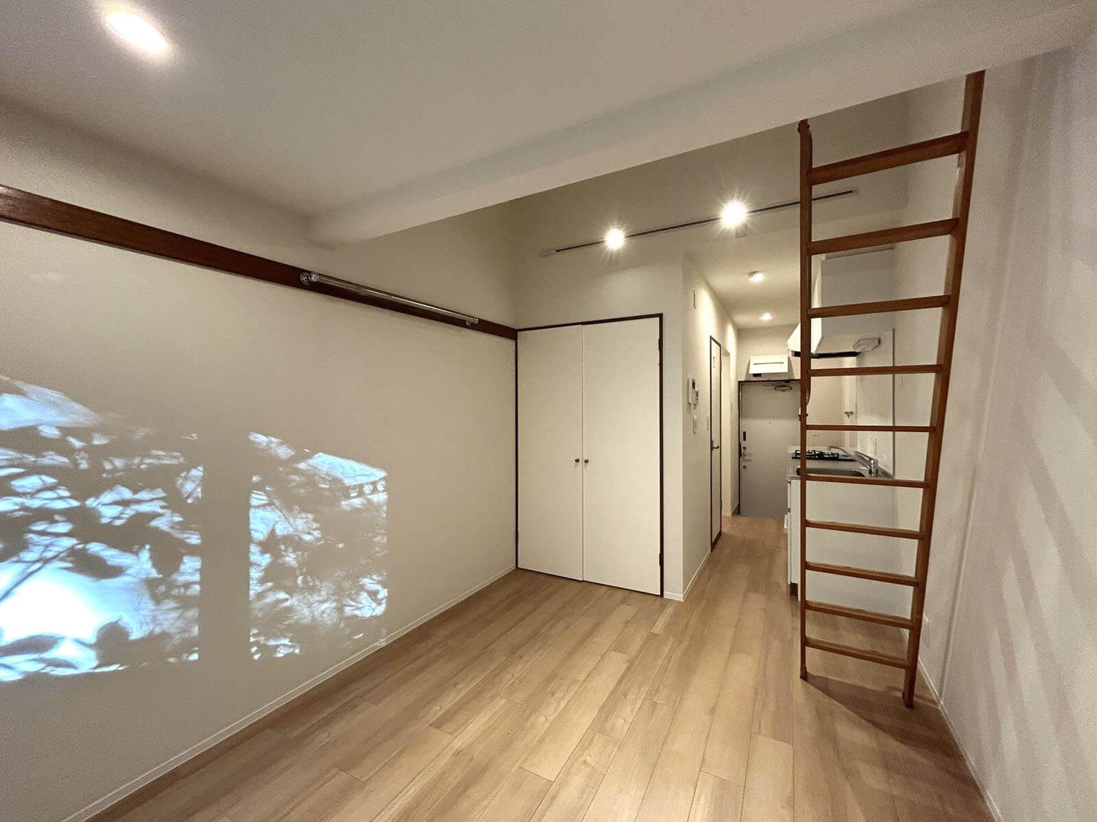 三鷹市井の頭の賃貸物件/壁に映る光と木の影が幻想的です