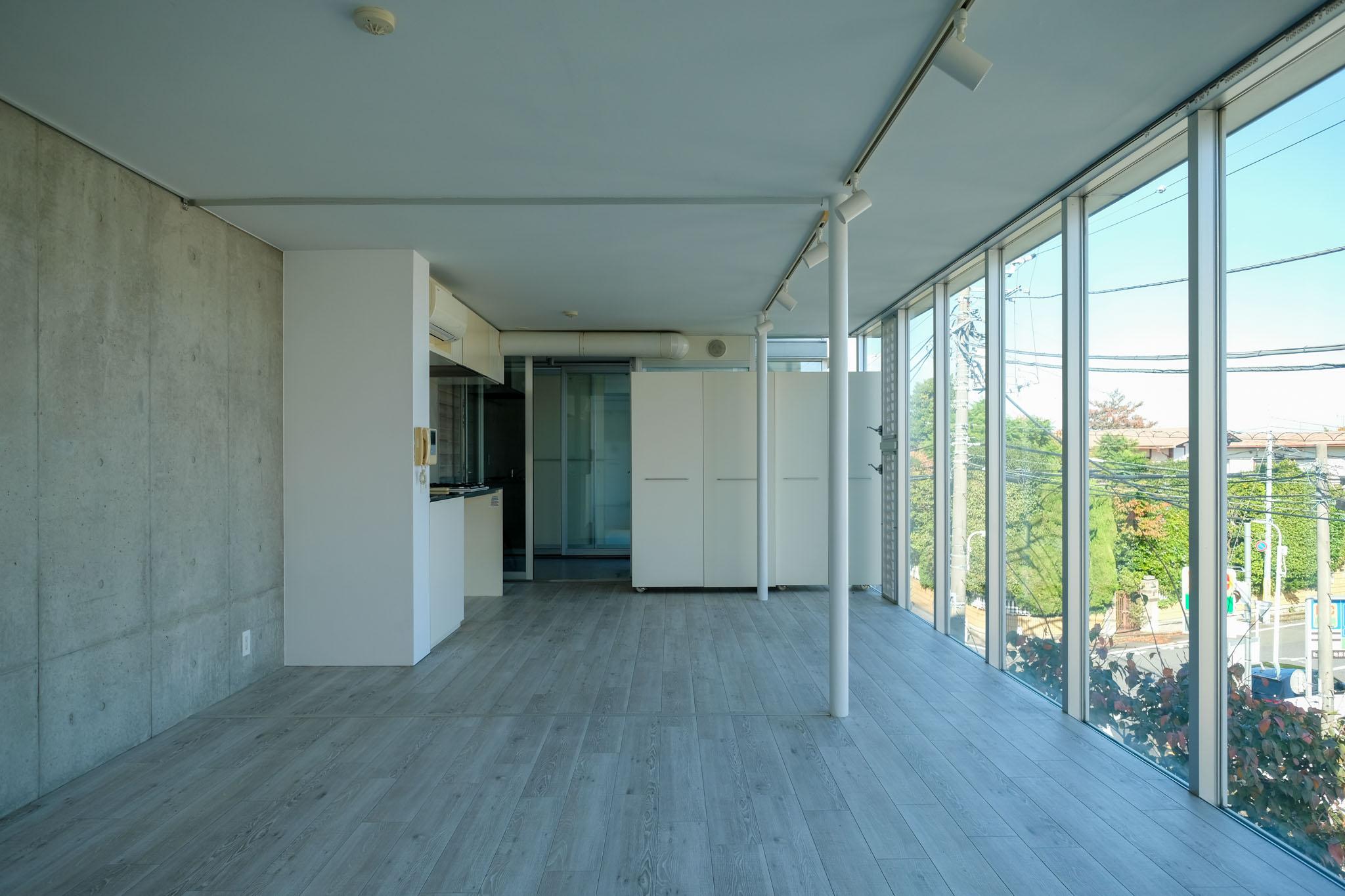 大田区北千束の賃貸物件/LDKはゆったり20畳！床から天井まである大きな窓から自然光が降り注ぐ