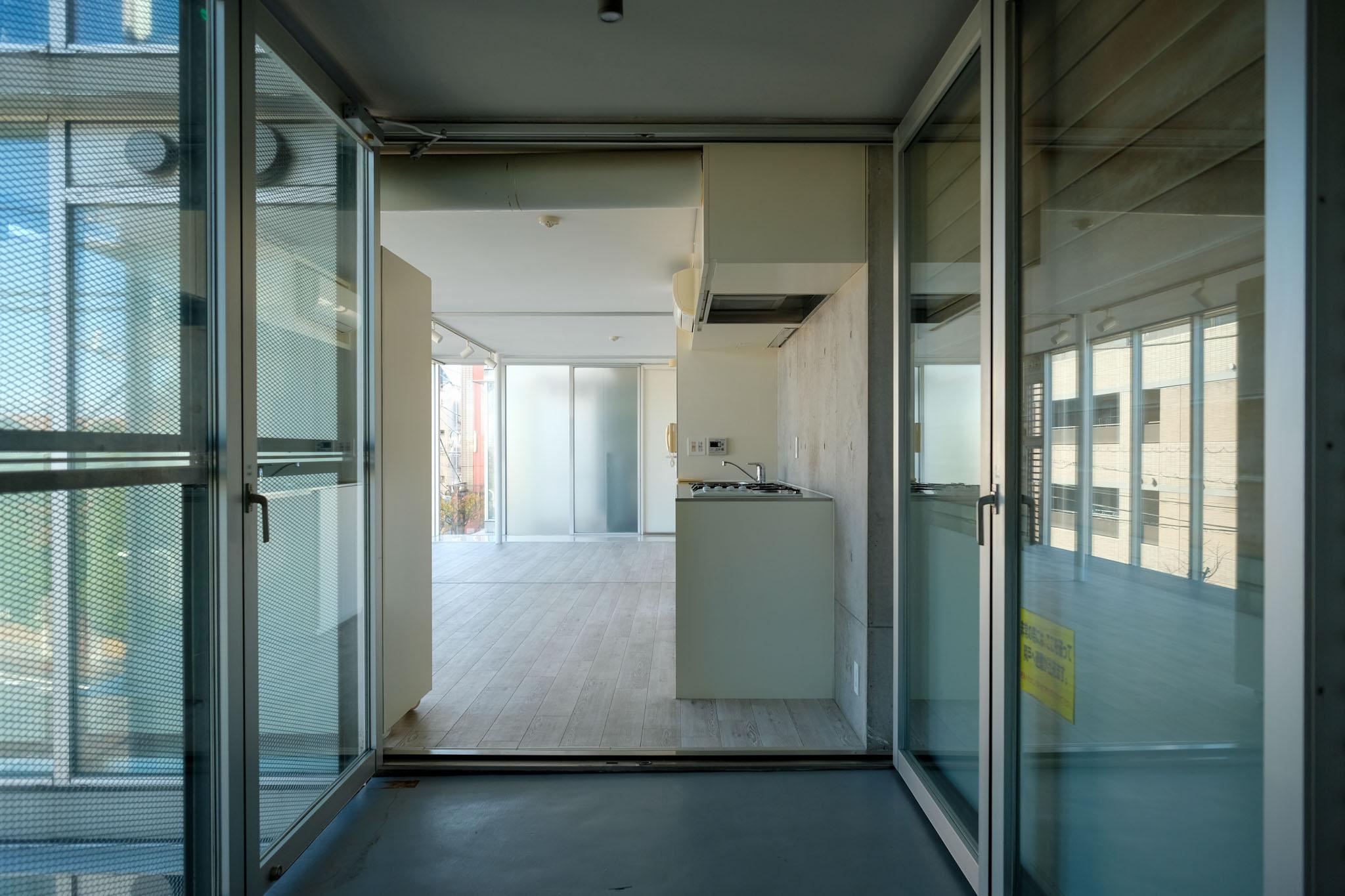 大田区北千束の賃貸物件/ドアを開けると互いがぴったりはまり廊下が出現する