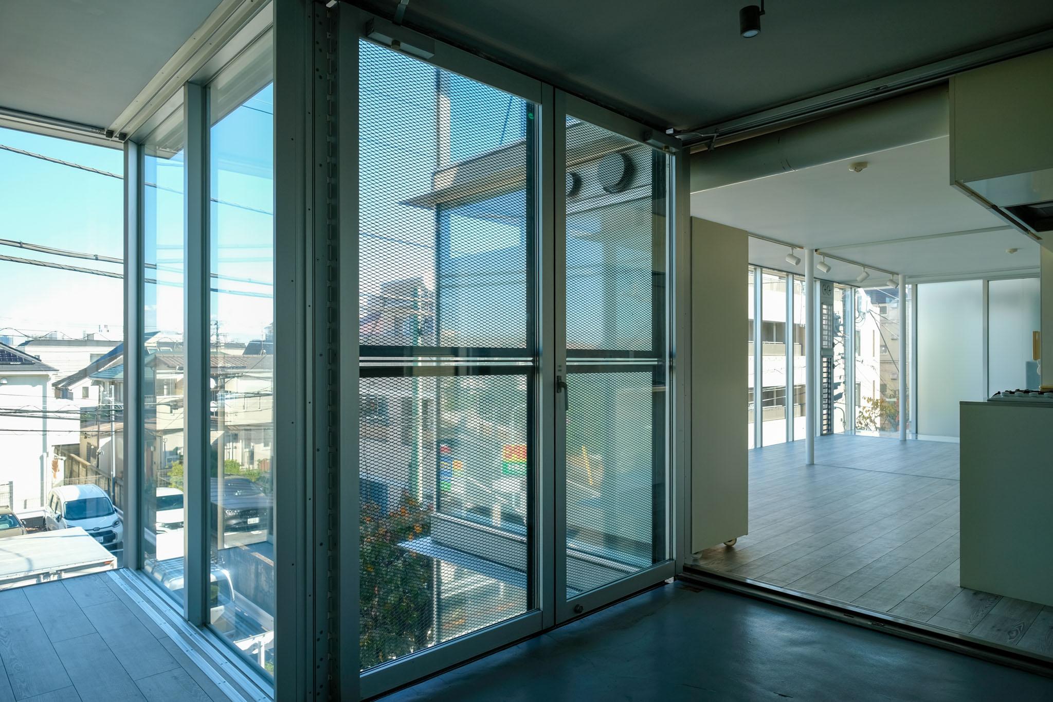 大田区北千束の賃貸物件/隣の部屋への導線は正方形のバルコニー。ドアを開けると互いがぴったりはまり廊下が出現する